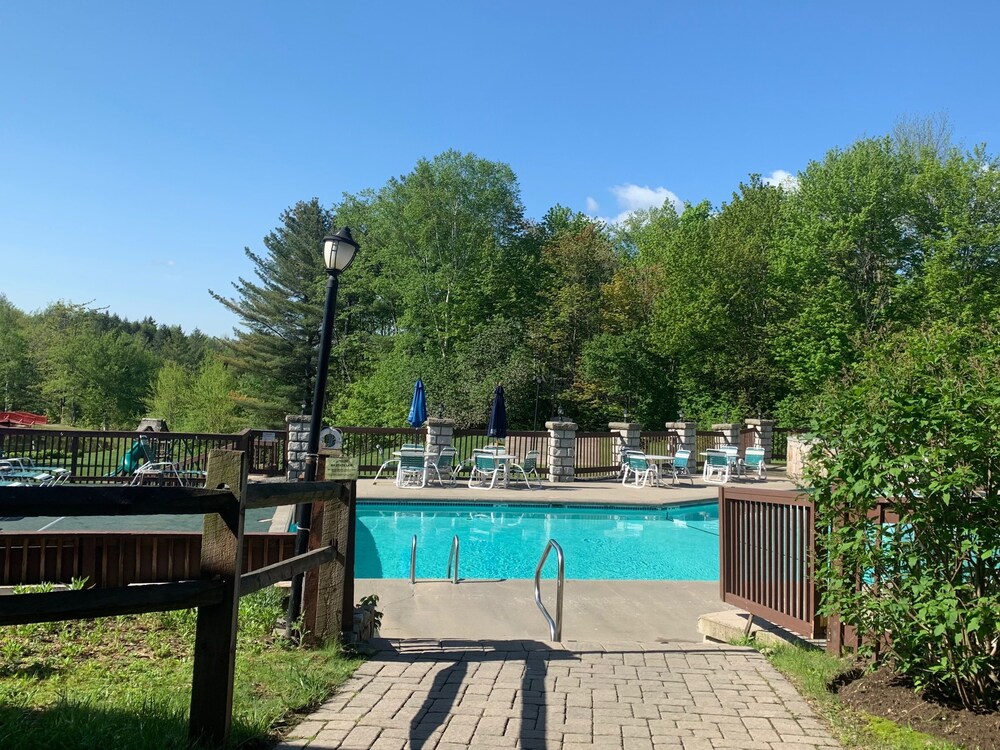 Outdoor pool, Indian Head Resort