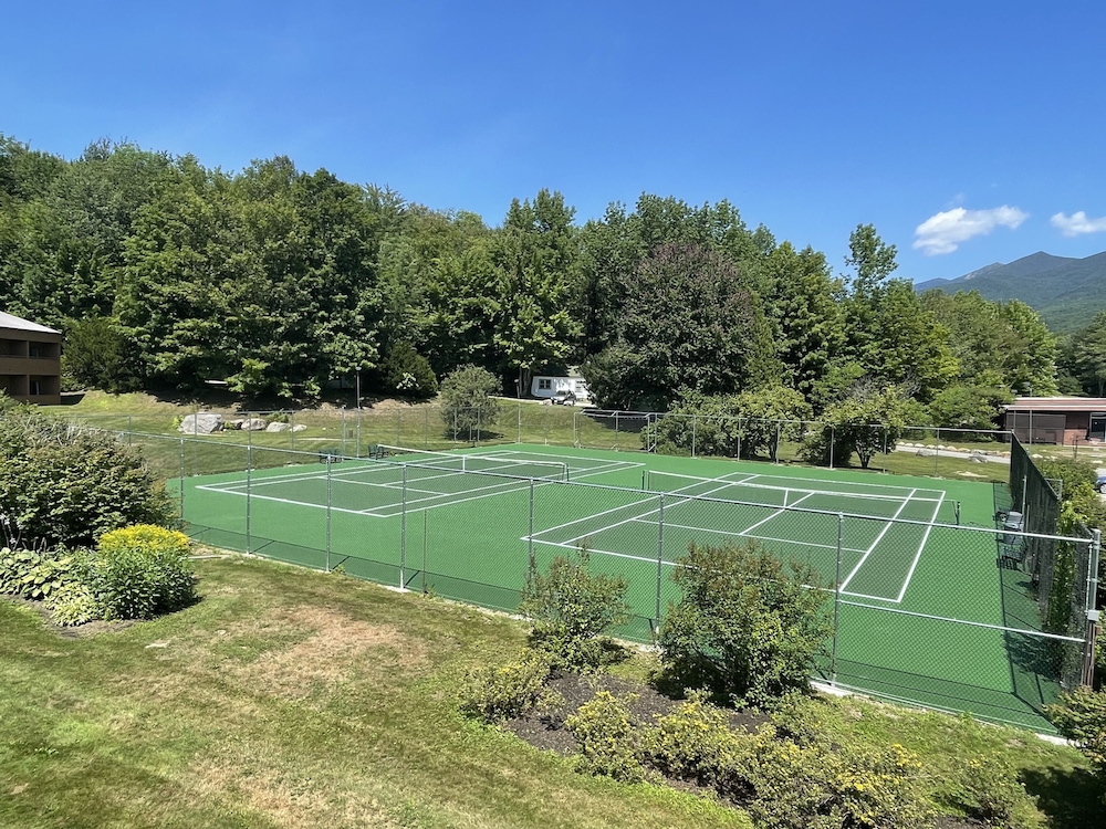 Tennis court, Indian Head Resort