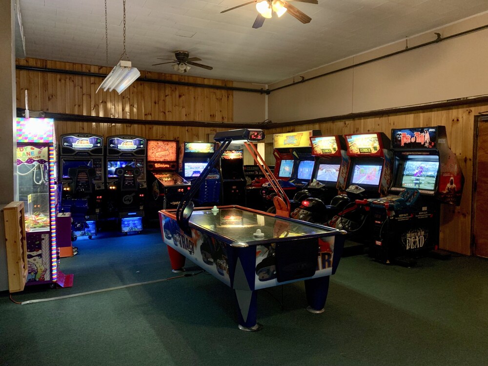 Game room, Indian Head Resort