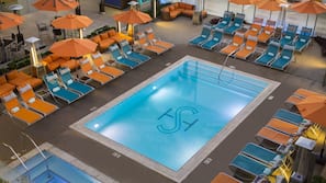Piscina all'aperto, ombrelloni da piscina, lettini