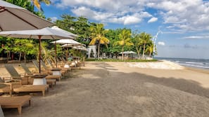 Am Strand, weißer Sandstrand, Strandbar