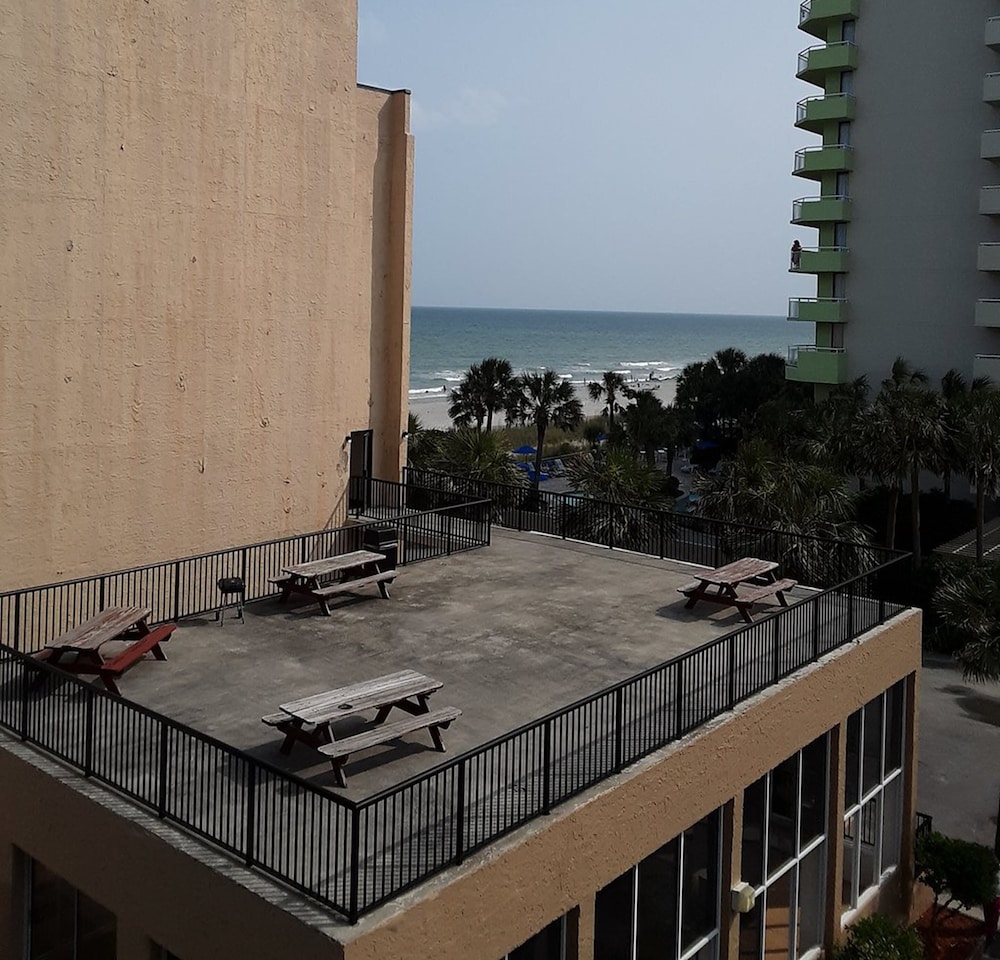 BBQ/picnic area, Ocean Plaza Motel