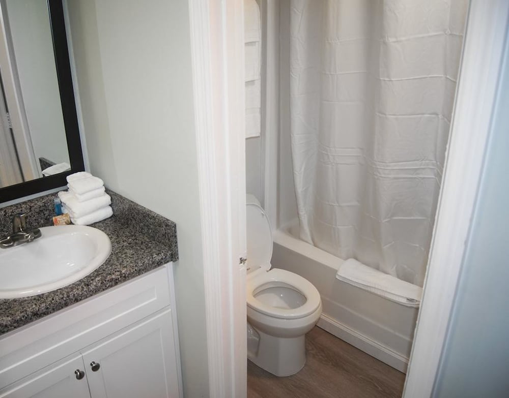 Bathroom, Ocean Plaza Motel