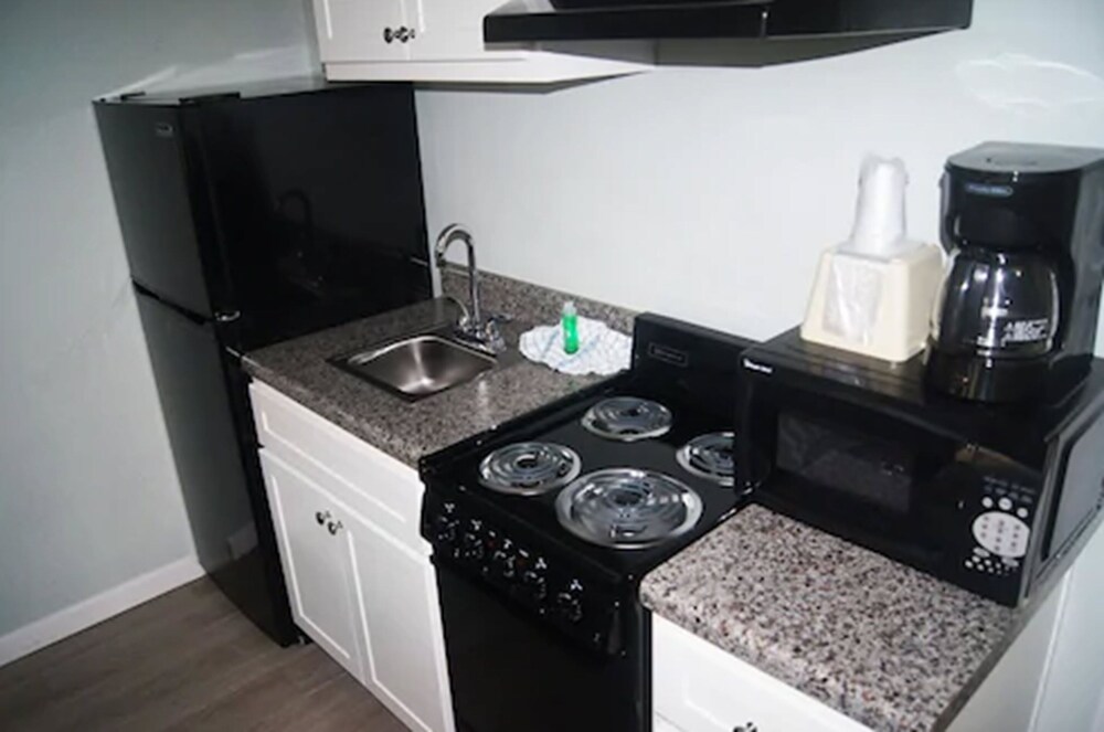 Private kitchenette, Ocean Plaza Motel