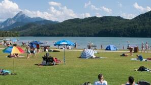 Liegestühle, Sonnenschirme, Strandtücher, Angeln