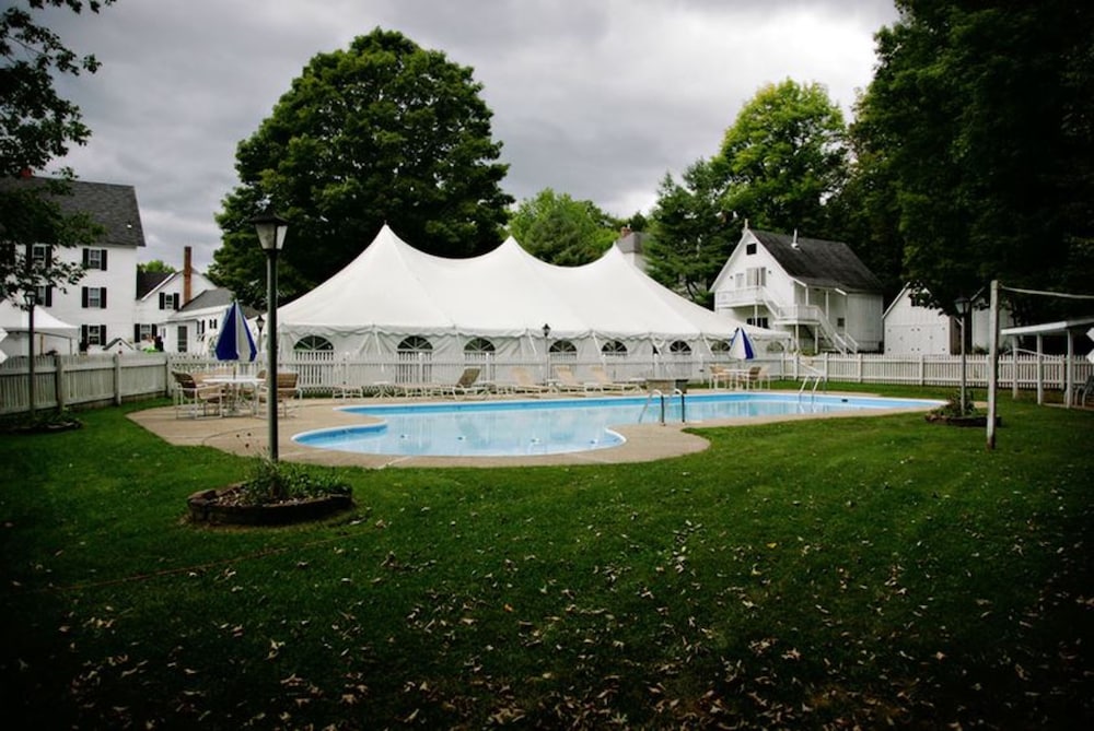 Outdoor pool, Echo Lake Inn