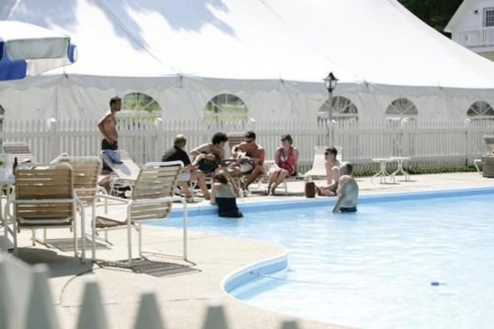 Outdoor pool, Echo Lake Inn