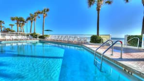 Piscine extérieure, parasols de plage, chaises longues