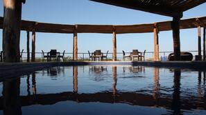 2 piscinas al aire libre, sombrillas