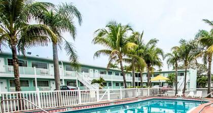 Econo Lodge Cocoa Beach - near the Port