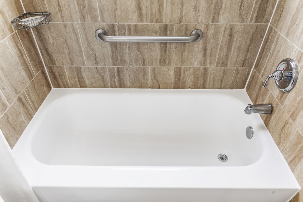 Deep soaking bathtub, Plaza Beach Hotel Beachfront Resort