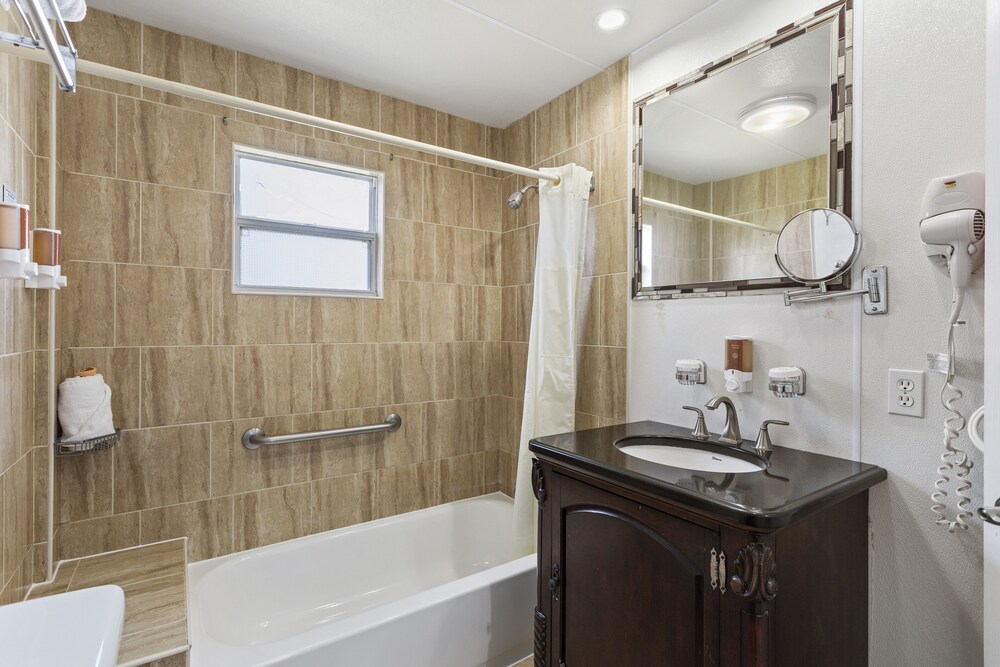 Bathroom, Plaza Beach Hotel Beachfront Resort