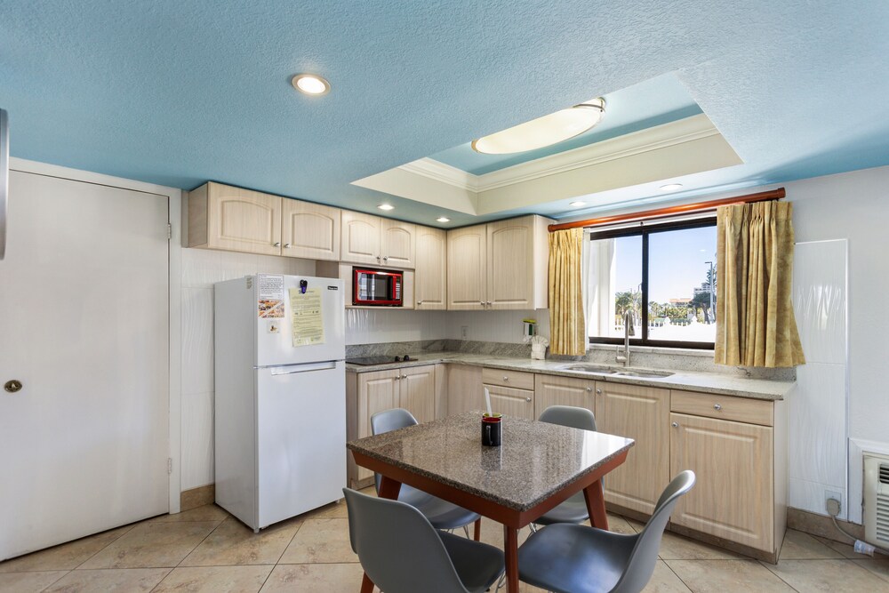 Private kitchenette, Plaza Beach Hotel Beachfront Resort