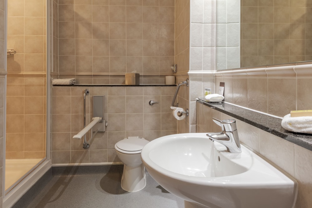 Bathroom, DoubleTree by Hilton Glasgow Westerwood Spa & Golf Resort