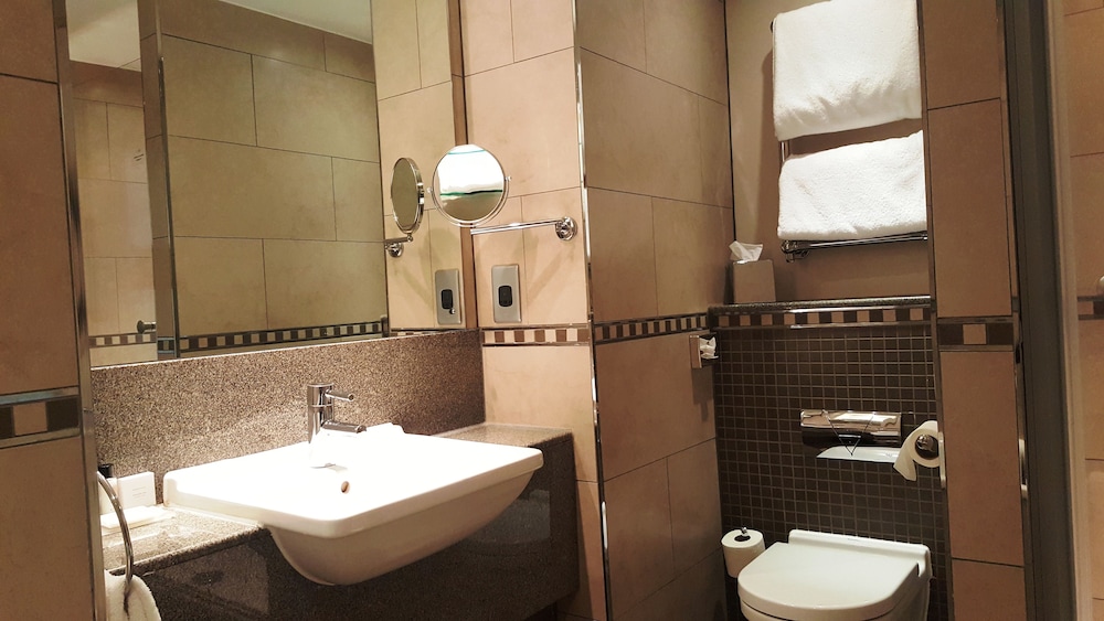 Bathroom, DoubleTree by Hilton Glasgow Westerwood Spa & Golf Resort