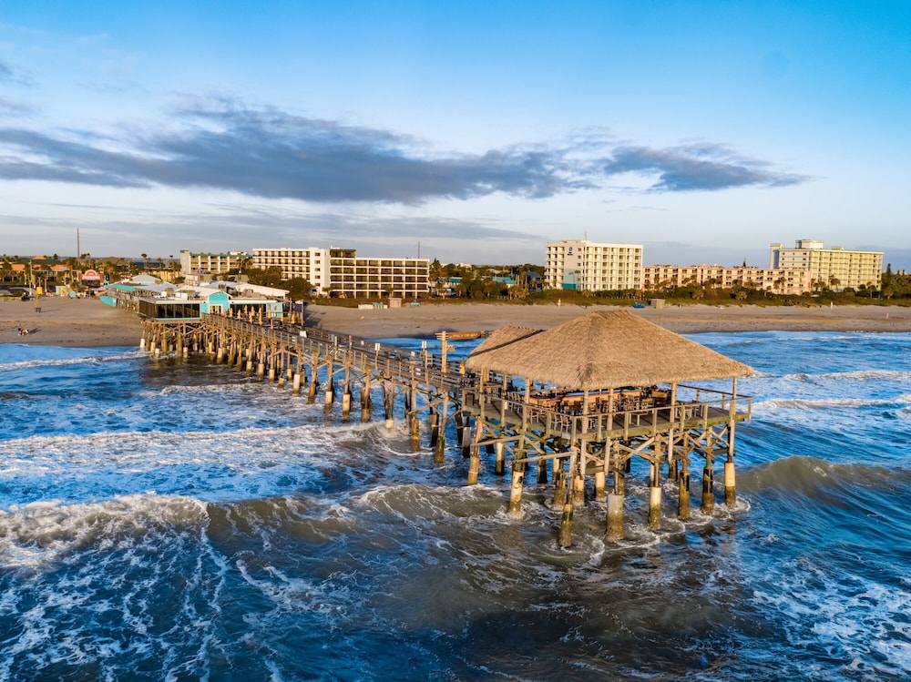 La Quinta Inn & Suites by Wyndham Cocoa Beach Oceanfront in Cocoa Beach