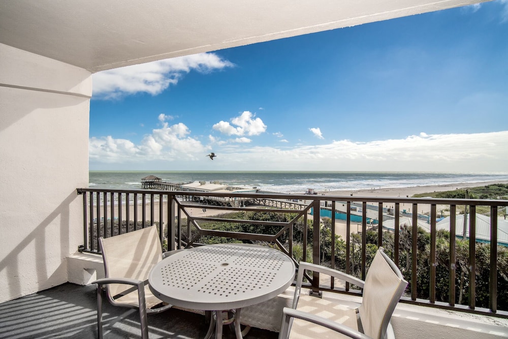 La Quinta Inn & Suites by Wyndham Cocoa Beach Oceanfront in Cocoa Beach