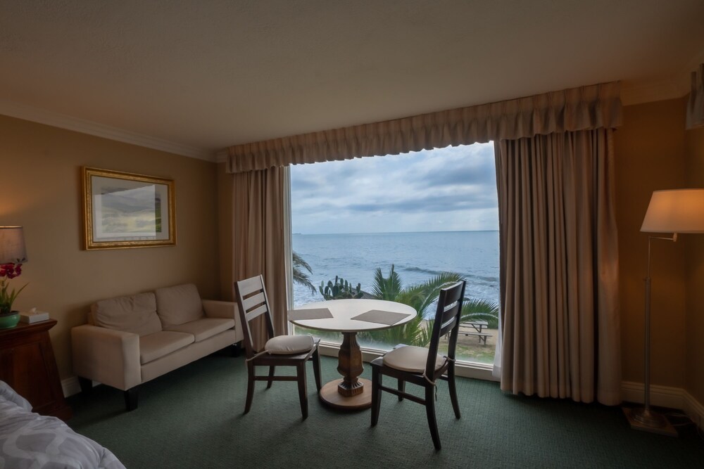 cliff house inn on the ocean