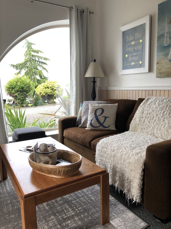 Book Qualicum Breeze Beach Resort in Qualicum Beach