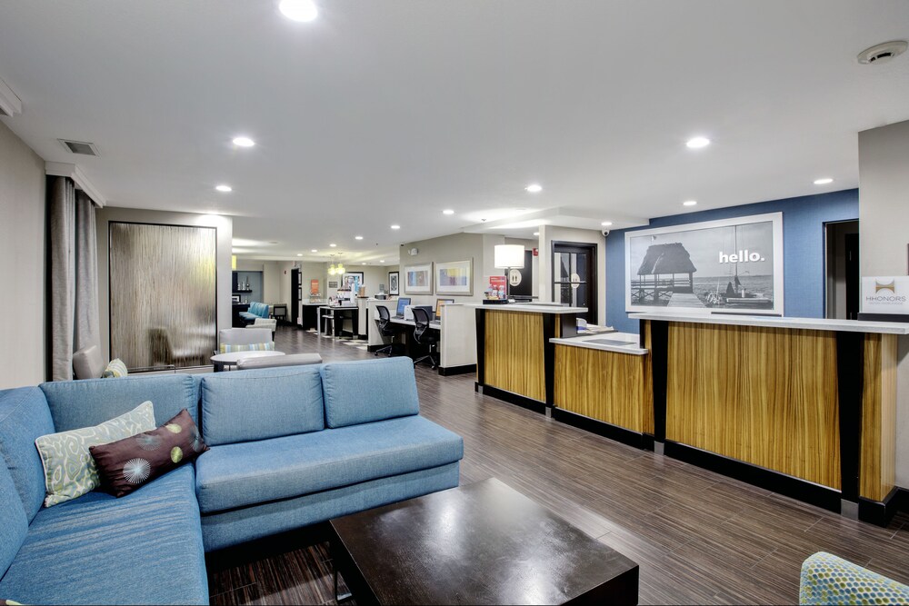 Lobby sitting area, Hampton Inn & Suites Hermosa Beach, CA