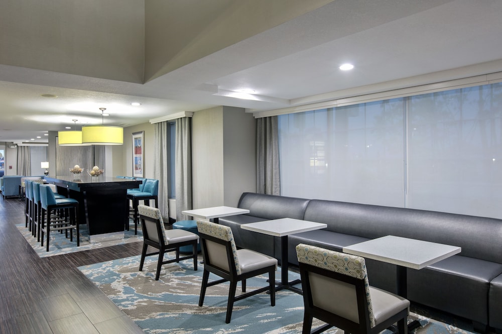 Breakfast area, Hampton Inn & Suites Hermosa Beach, CA