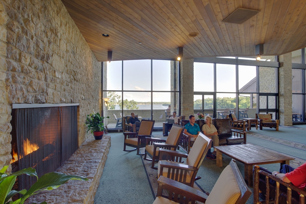 Lobby sitting area, Deer Creek Lodge & Conference Center