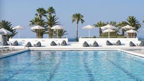 Piscine couverte, piscine extérieure, parasols de plage, chaises longues
