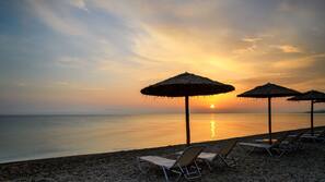 Plage privée, chaises longues, parasols, serviettes de plage
