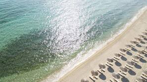 Plage privée, chaises longues, parasols, serviettes de plage