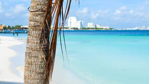 Plage privée, sable blanc, chaises longues, parasols