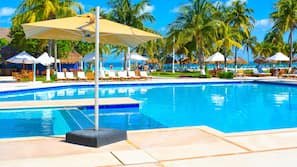 Piscine extérieure, parasols de plage, chaises longues