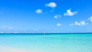 Plage privée, sable blanc, chaises longues, parasols