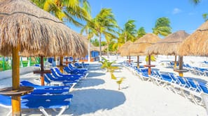 Plage privée, sable blanc, chaises longues, parasols