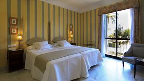 Frigobar, cofres nos quartos, cortinas blackout