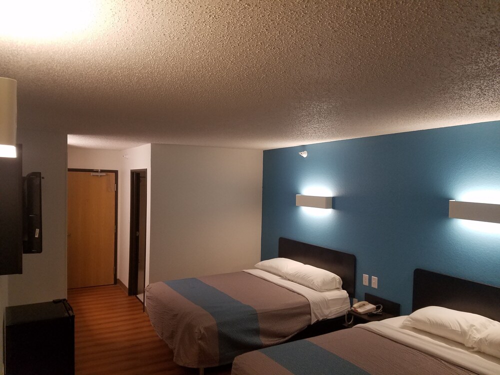 Motel 6 Indianapolis, IN - Southport