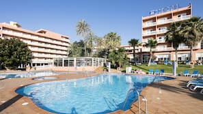 2 piscinas al aire libre, sombrillas, tumbonas