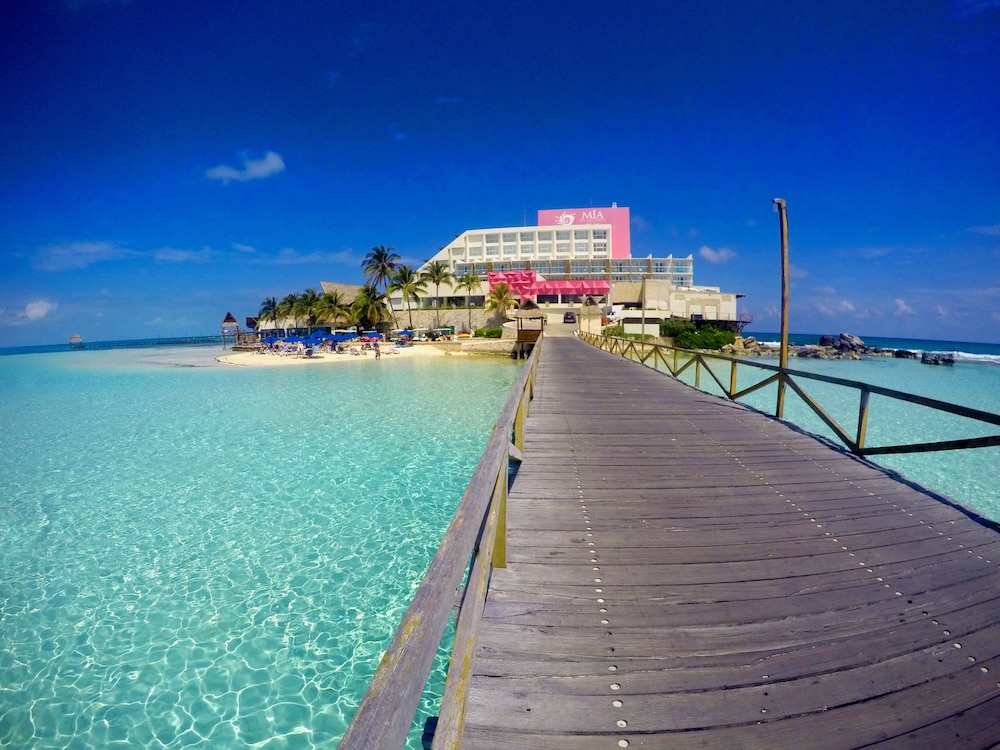 Resort with nice beach where you can swim. Mia Reef Isla Mujeres All Inclusive, Cancun 289 Room Prices