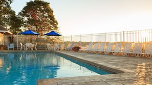 Piscina interna, piscina externa sazonal, guarda-sóis