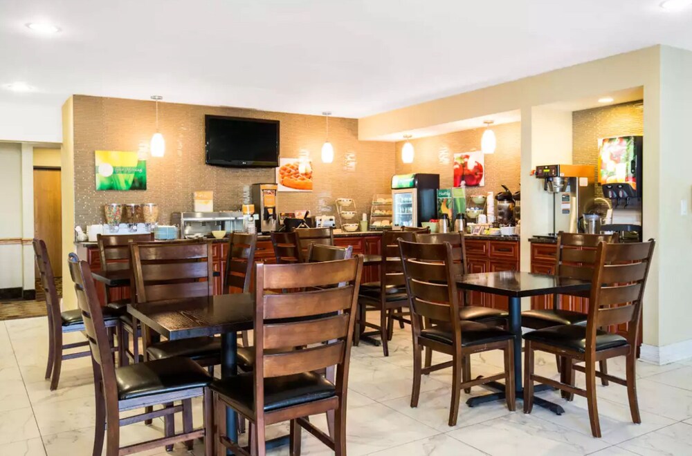 Breakfast area, Quality Inn Monee I-57