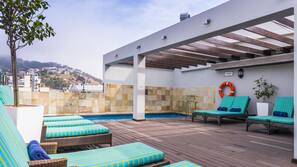 Piscina all'aperto, lettini
