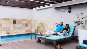 Piscina all'aperto, lettini