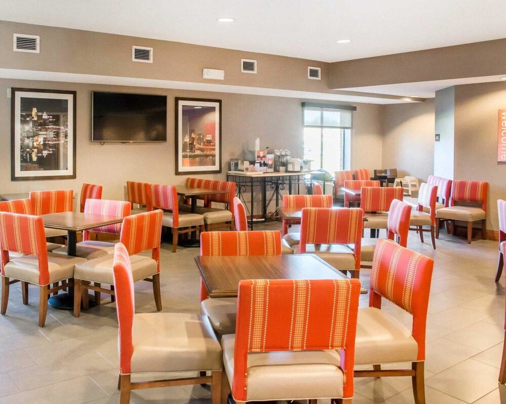 Breakfast area, Comfort Inn & Suites West Chester - North Cincinnati