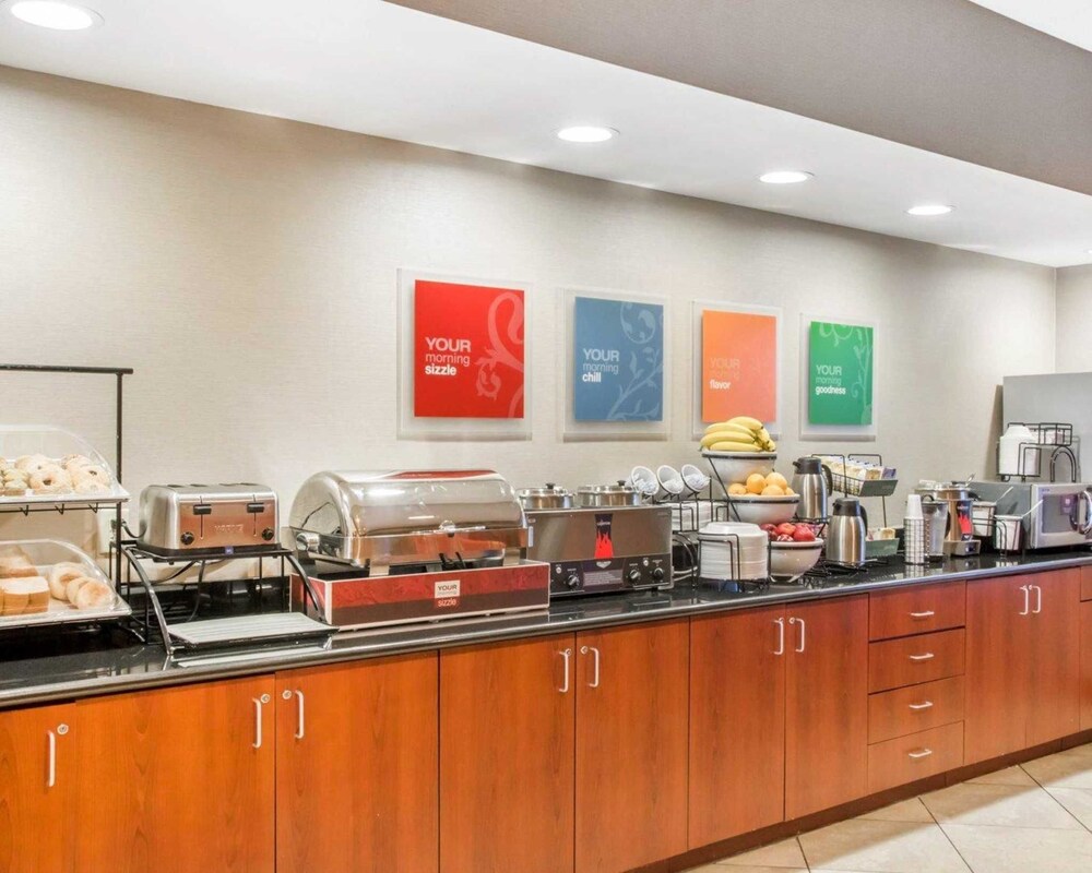 Breakfast area, Comfort Inn & Suites West Chester - North Cincinnati