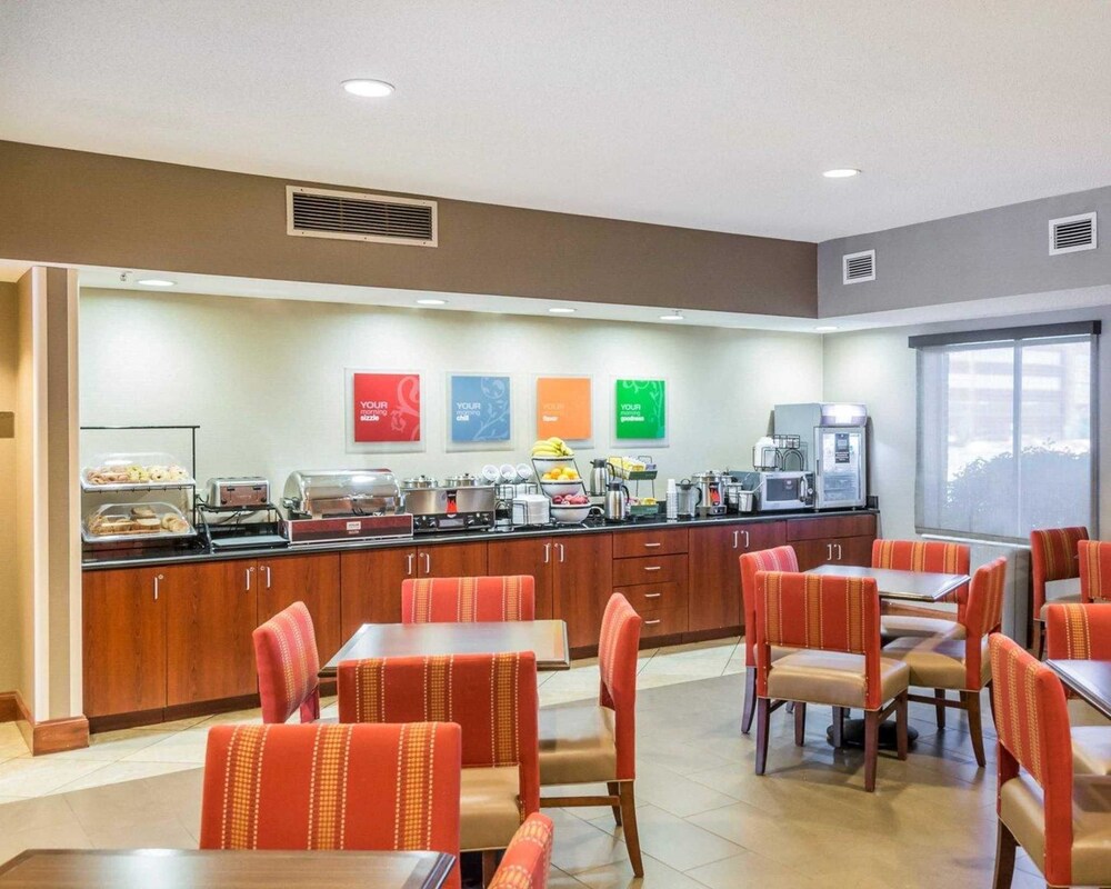 Breakfast area, Comfort Inn & Suites West Chester - North Cincinnati