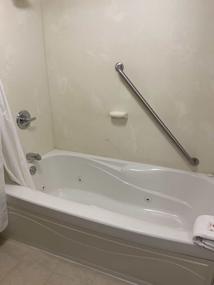 Bathroom, Comfort Inn & Suites West Chester - North Cincinnati