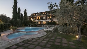 Piscina stagionale all'aperto, ombrelloni da piscina, lettini
