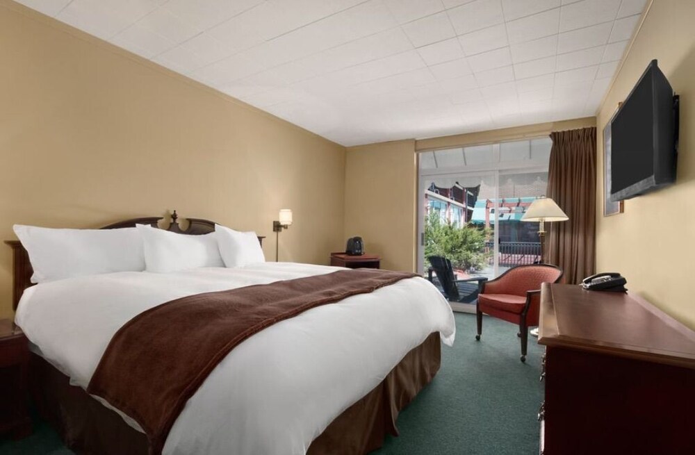 The Brunswick Hotel Complex In Parry Sound Rates Reviews The Brunswick Hotel Complex In Parry Sound Rates Reviews On Orbitz