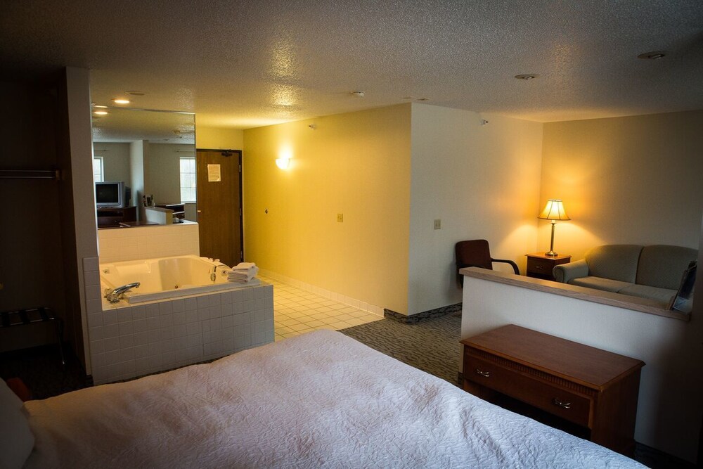 Regency Inn and Suites, Anoka