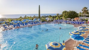 Piscine extérieure, parasols de plage, chaises longues