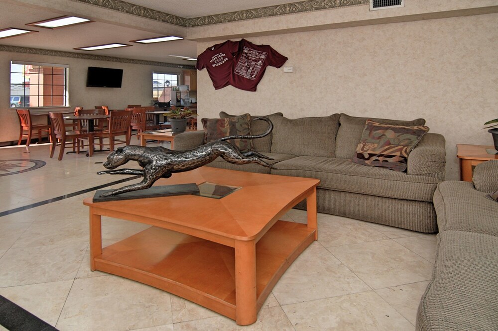 Lobby sitting area, Super 8 by Wyndham Houston/NASA